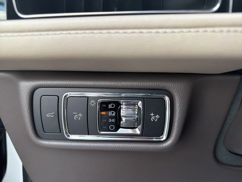 Used 2023 Pristine White Lincoln Reserve image 29