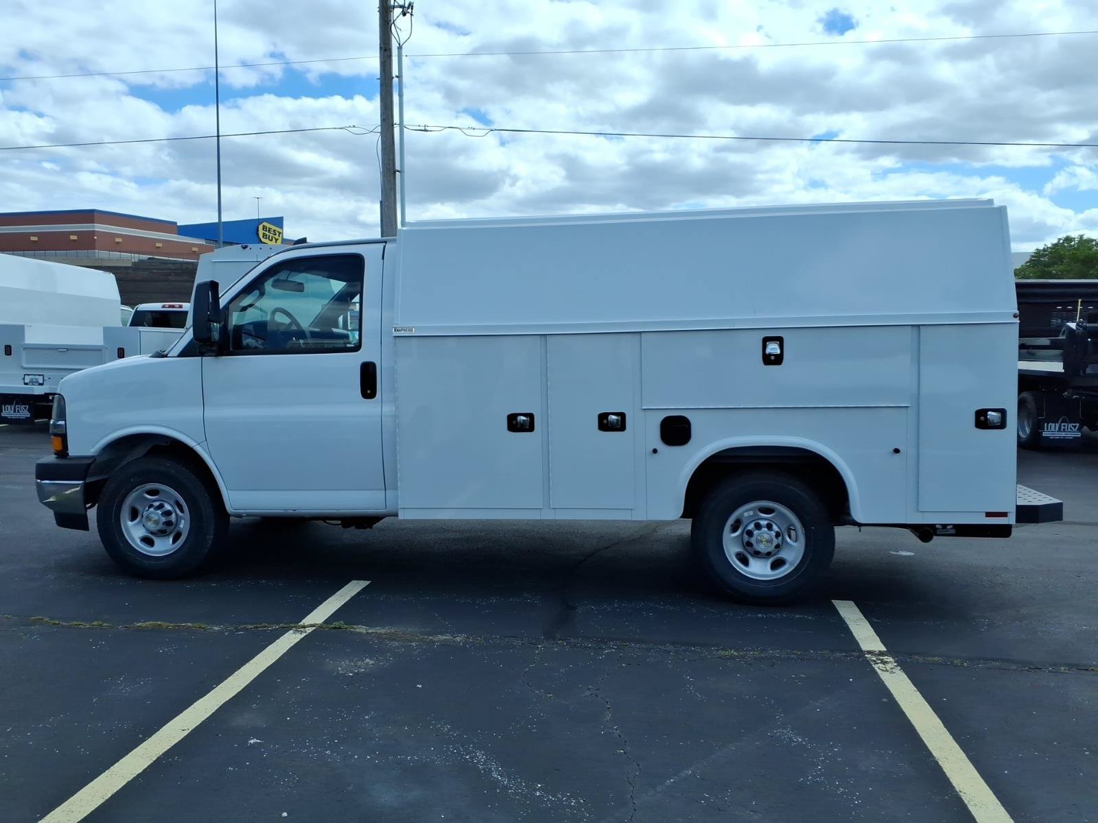 New 2026 Summit White Chevrolet 1WT image 3