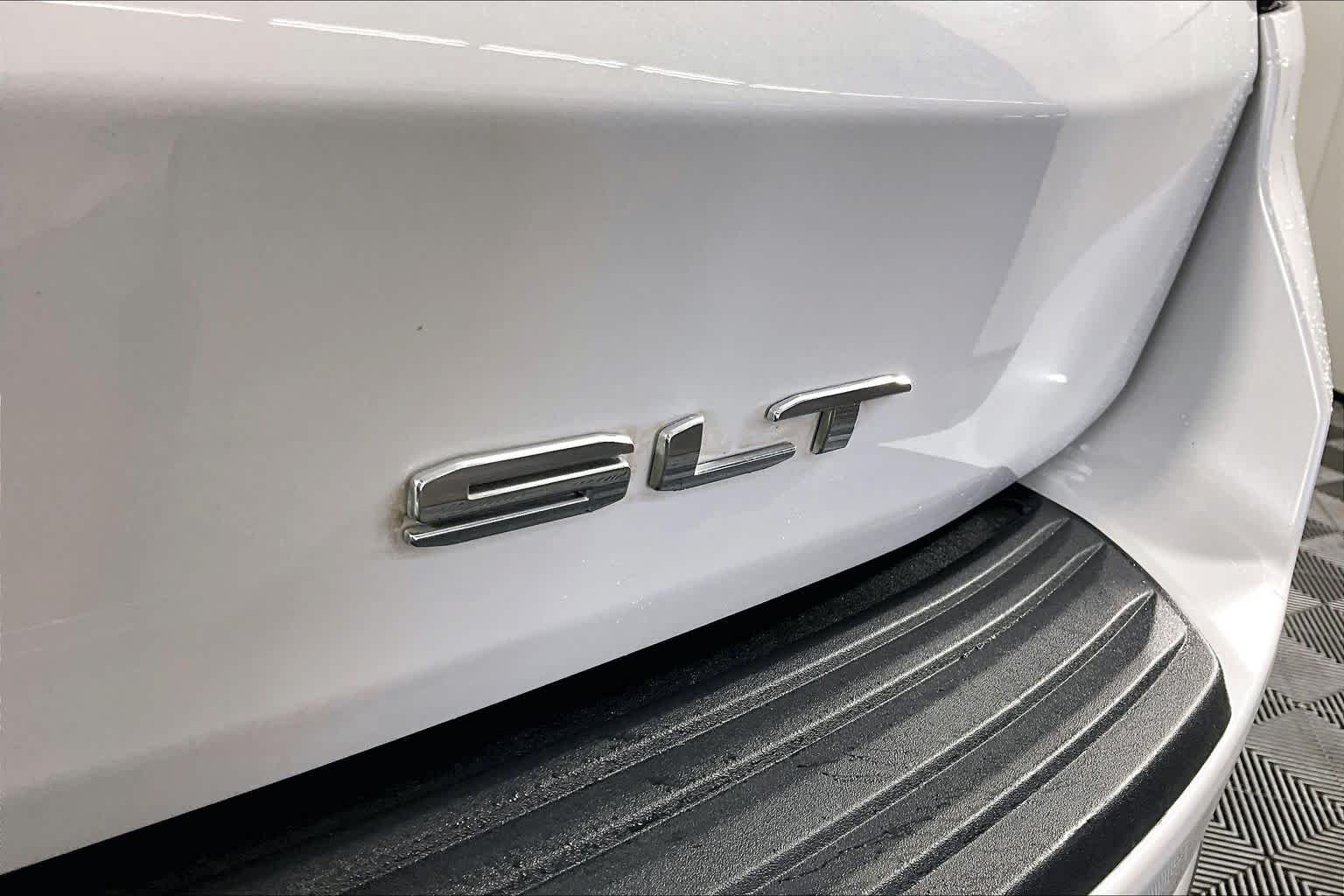 Used 2022 White Frost Tricoat GMC SLT image 10