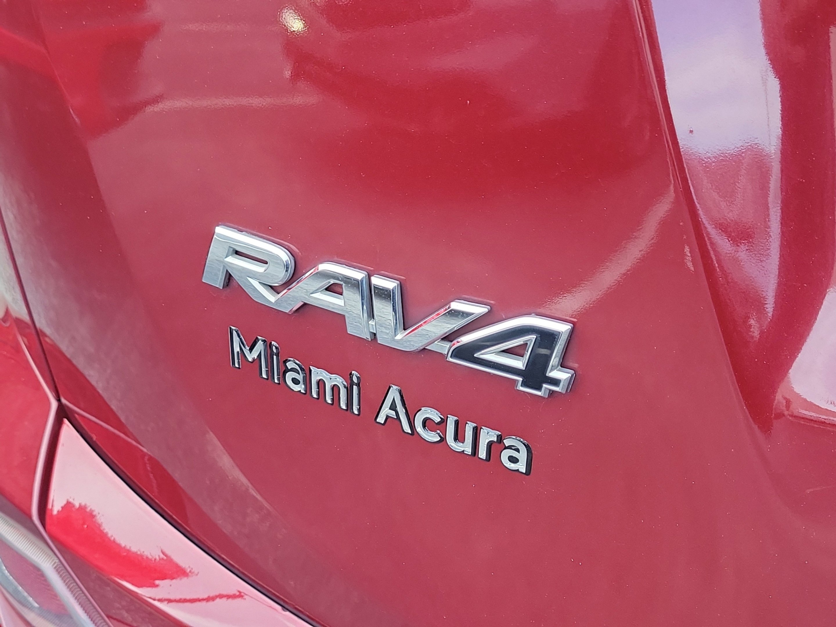 Used 2018 Pearl Toyota XLE image 5