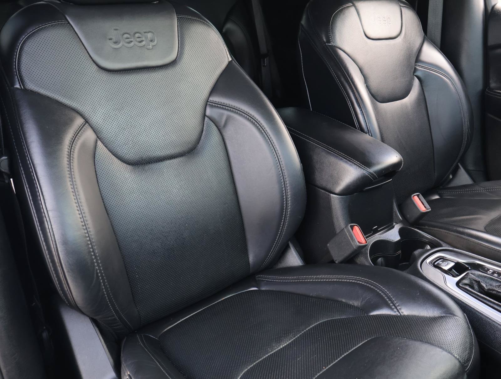Used 2019 Bright White Clearcoat Jeep Limited image 17