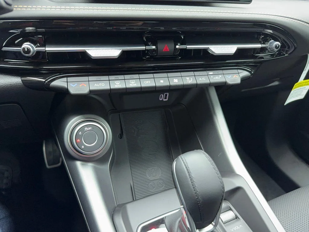 New 2025 Silver Alfa Romeo Base image 26