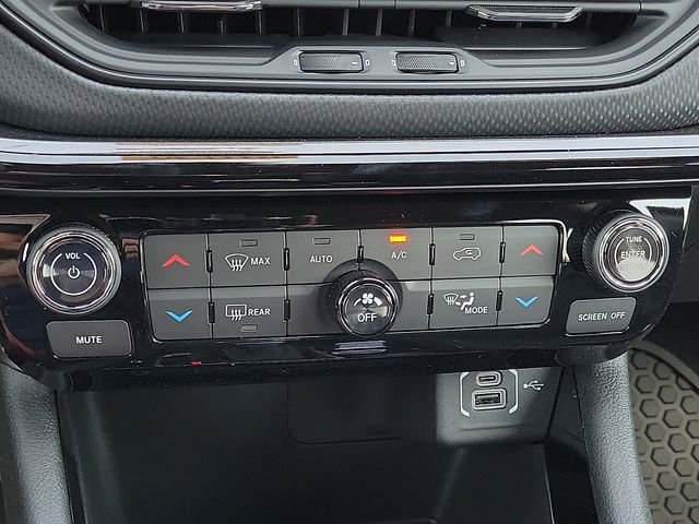 New 2026 Diamond Black Crystal Pearlcoat Jeep Latitude image 15