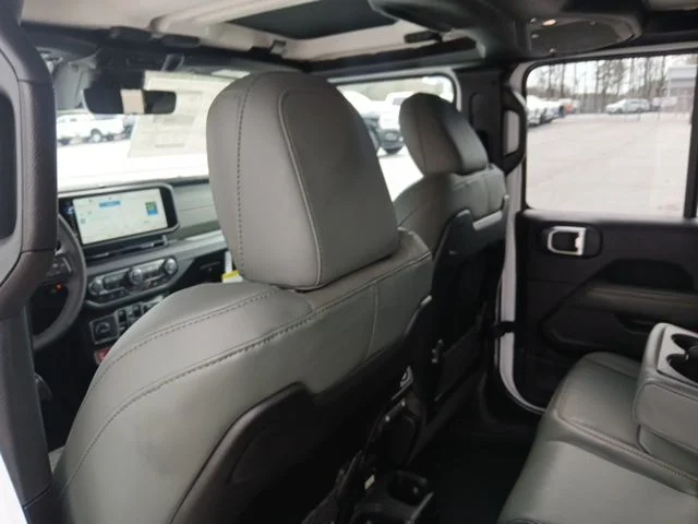 New 2026 Bright White Clear-Coat Exterior Paint Jeep Mojave X image 15