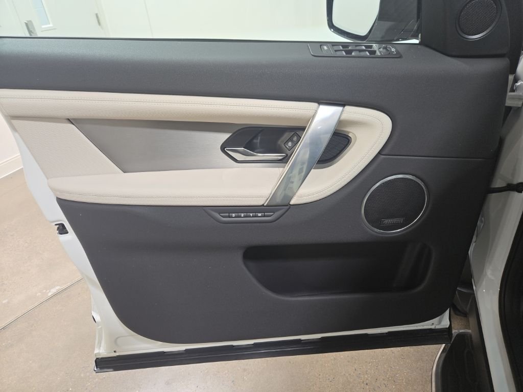 New 2026 Fuji White LAND ROVER  image 24
