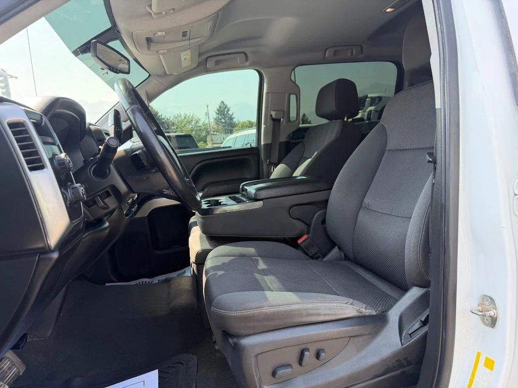 Used 2018 White Chevrolet LT image 9
