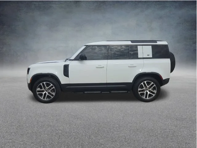 Used 2022 White Land Rover SE image 4
