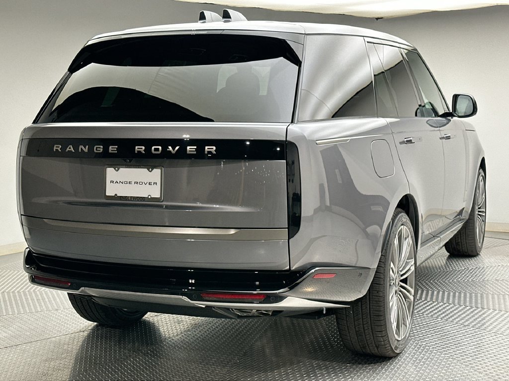 New 2027 Eiger Grey Metallic Land Rover SE image 3
