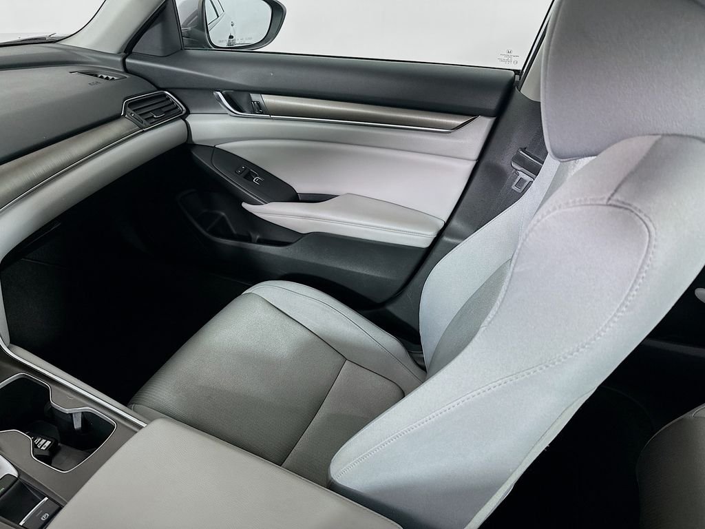 Used 2018 Lunar Silver Metallic Honda LX image 21