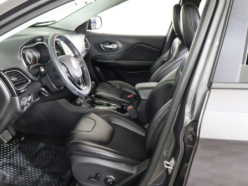 Used 2019 Gray Jeep Latitude Plus image 28