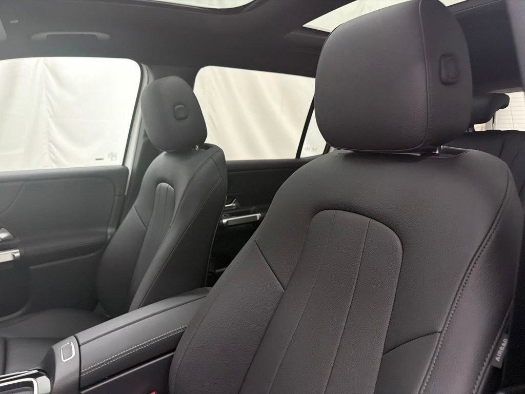 New 2026 Polar White Mercedes-Benz GLB 250 image 45