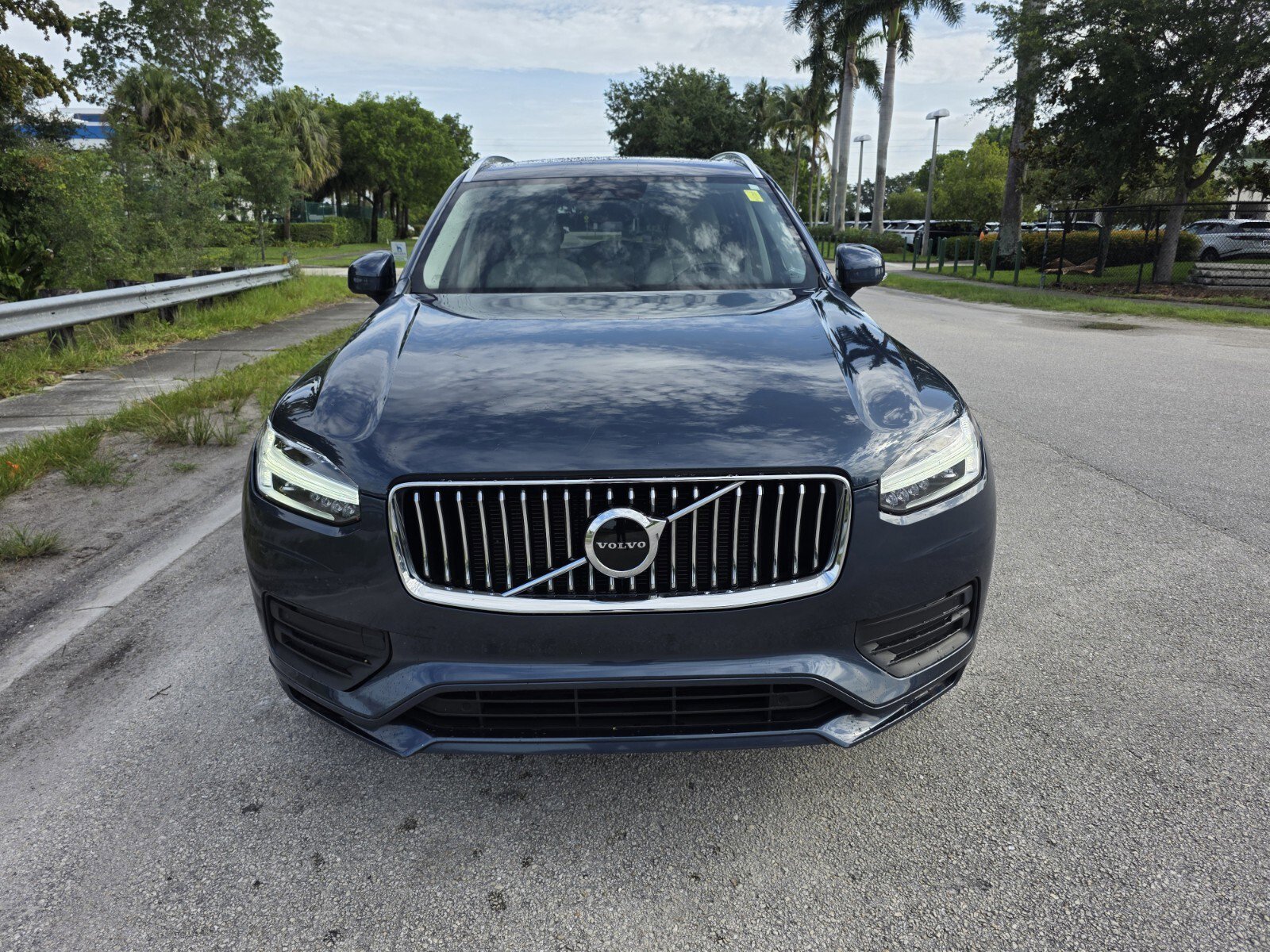 Used 2022 Denim Blue Metallic Volvo Momentum image 8