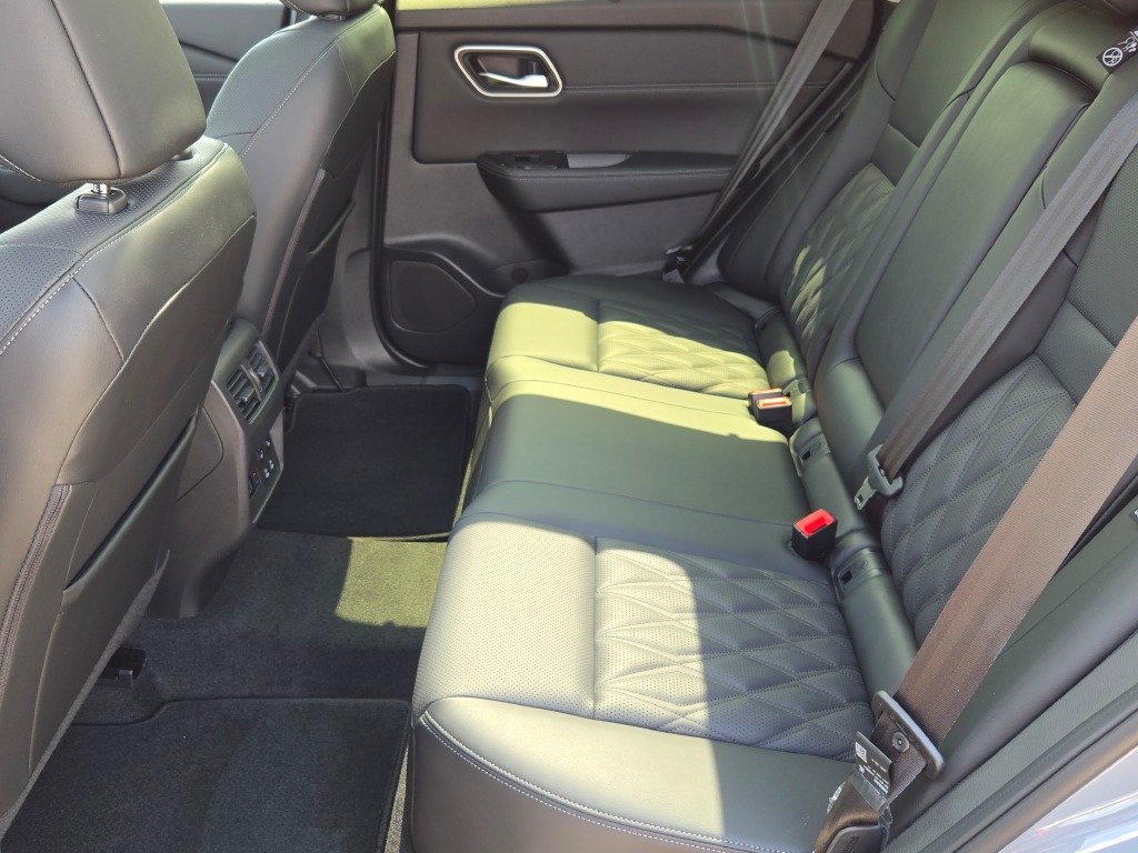 New 2026 Boulder Gray Pearl / Super Black Two-tone Nissan Platinum image 20