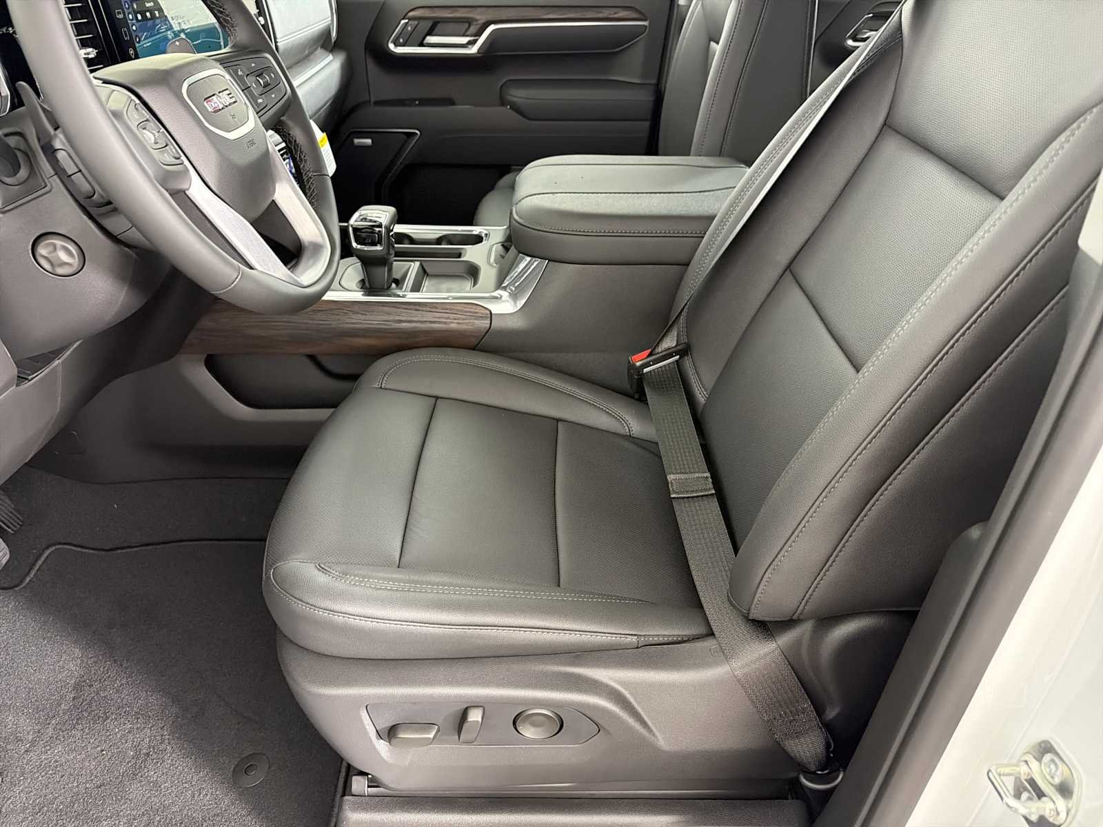 2026 GMC Sierra 1500 SLT - Photo 7