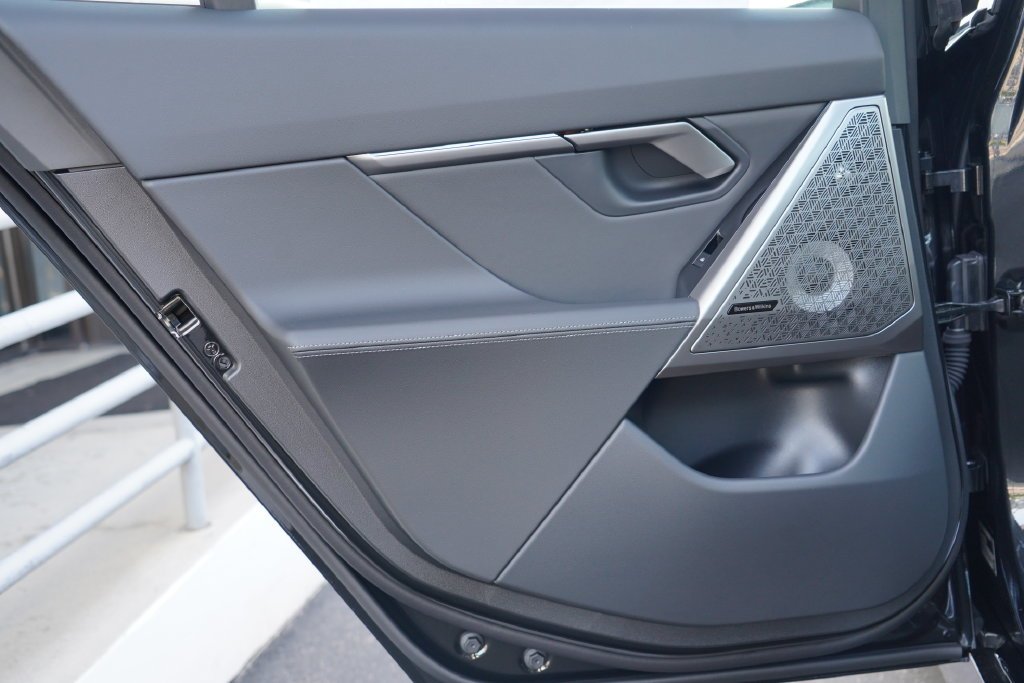 New 2027 Black Sapphire Metallic BMW 550e xDrive image 33