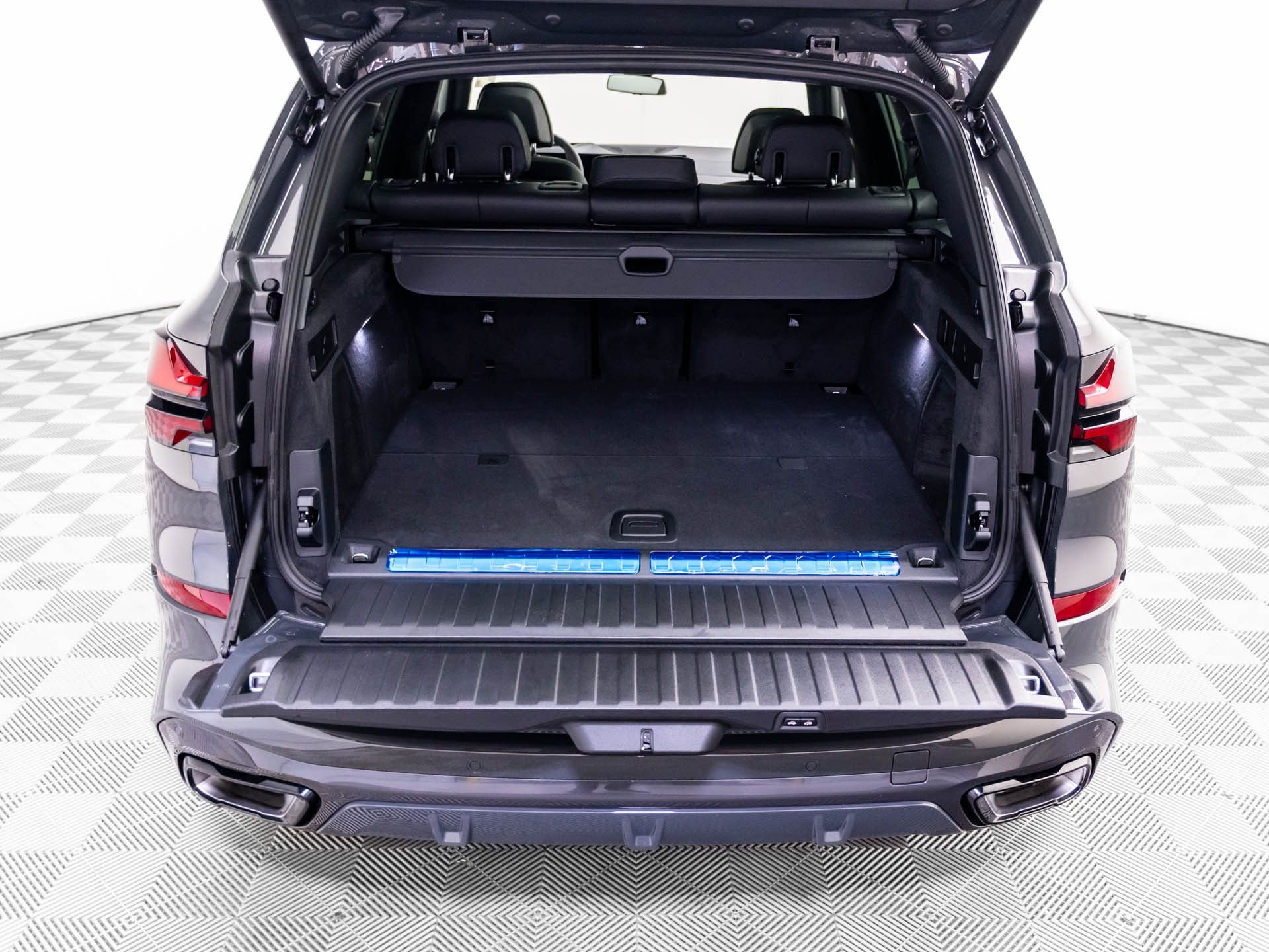 New 2026 Dravit Grey Metallic BMW xDrive50e image 33
