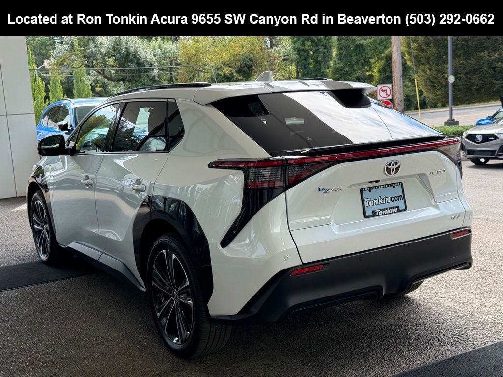 Used 2023 Wind Chill Pearl w/Black Roof Toyota Limited image 5