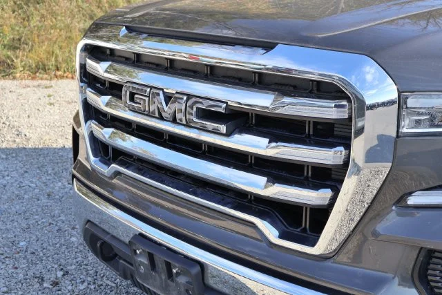 Used 2019 Gray GMC SLE image 3