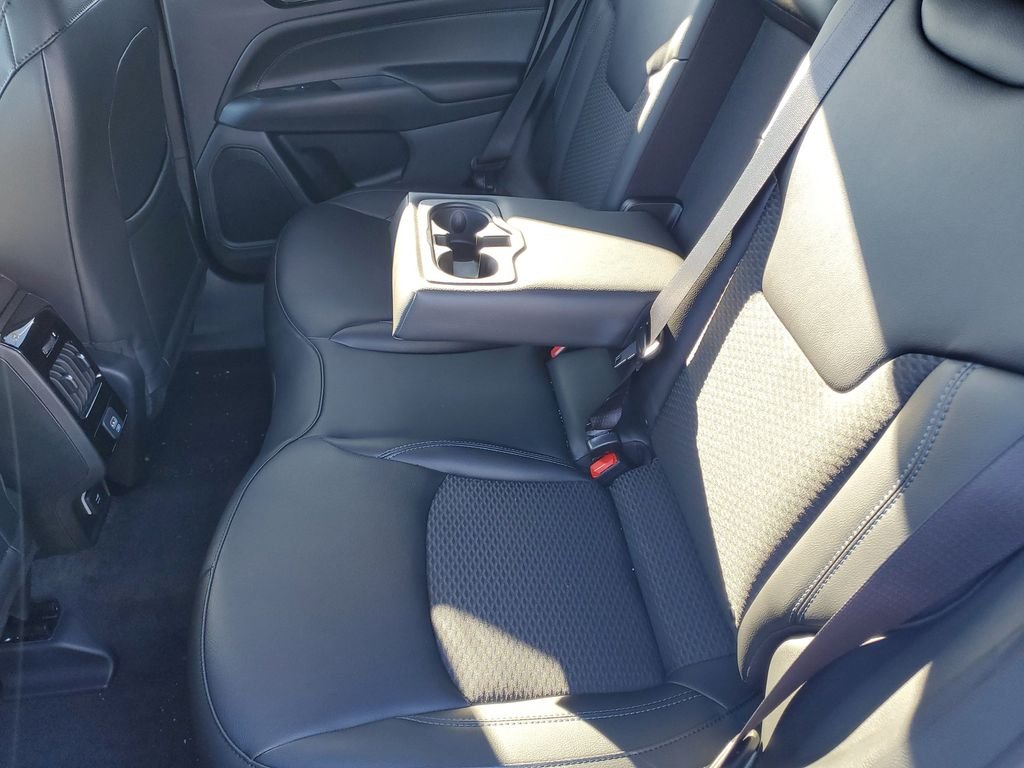 New 2026 Bright White Clearcoat Jeep Latitude image 9