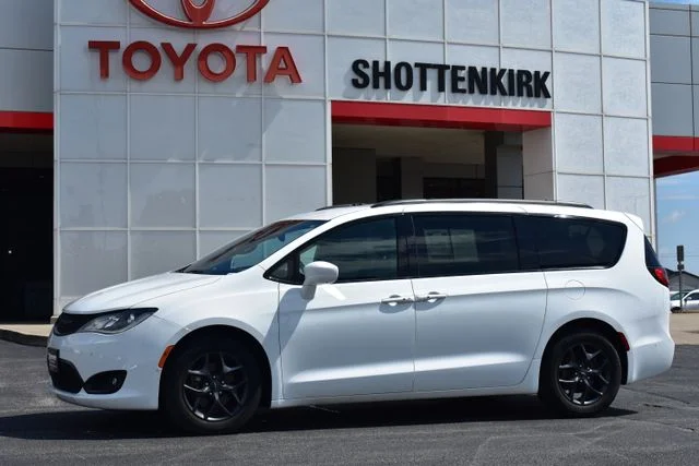 Used 2019 White Chrysler Touring L image 1