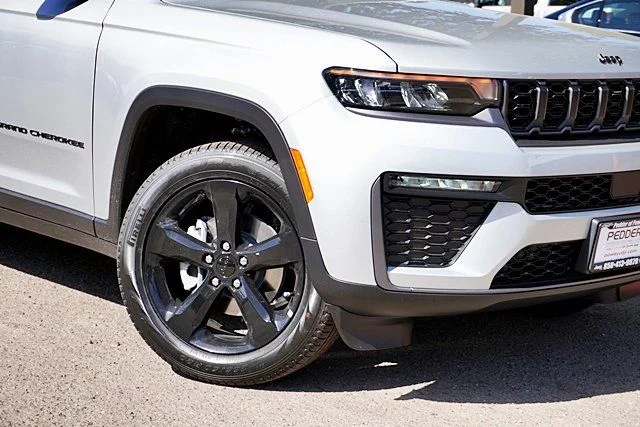 New 2026 Silver Zynith Exterior Paint Jeep Limited image 4