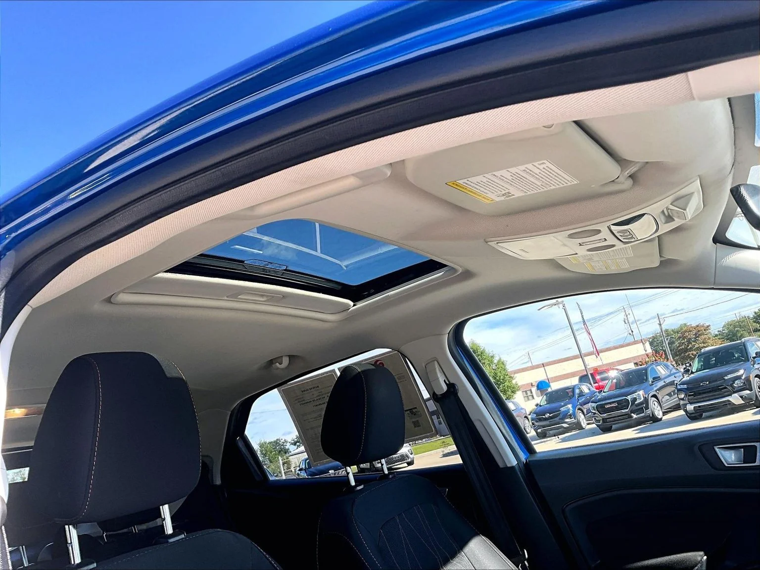 Used 2022 Blue Ford SE image 22