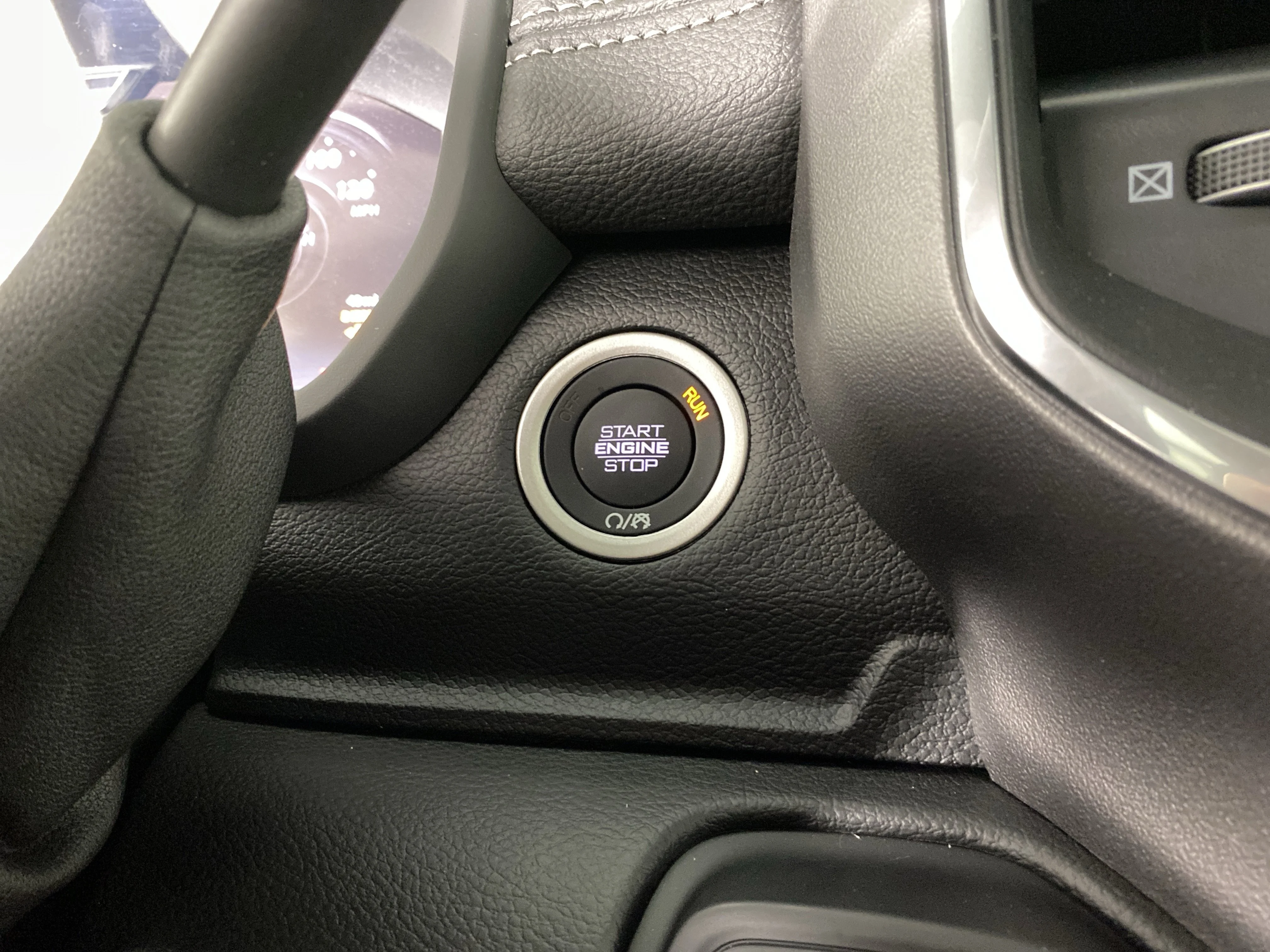 New 2026 Diamond Black Crystal Pearl-Coat Exterior Paint RAM Laramie image 25