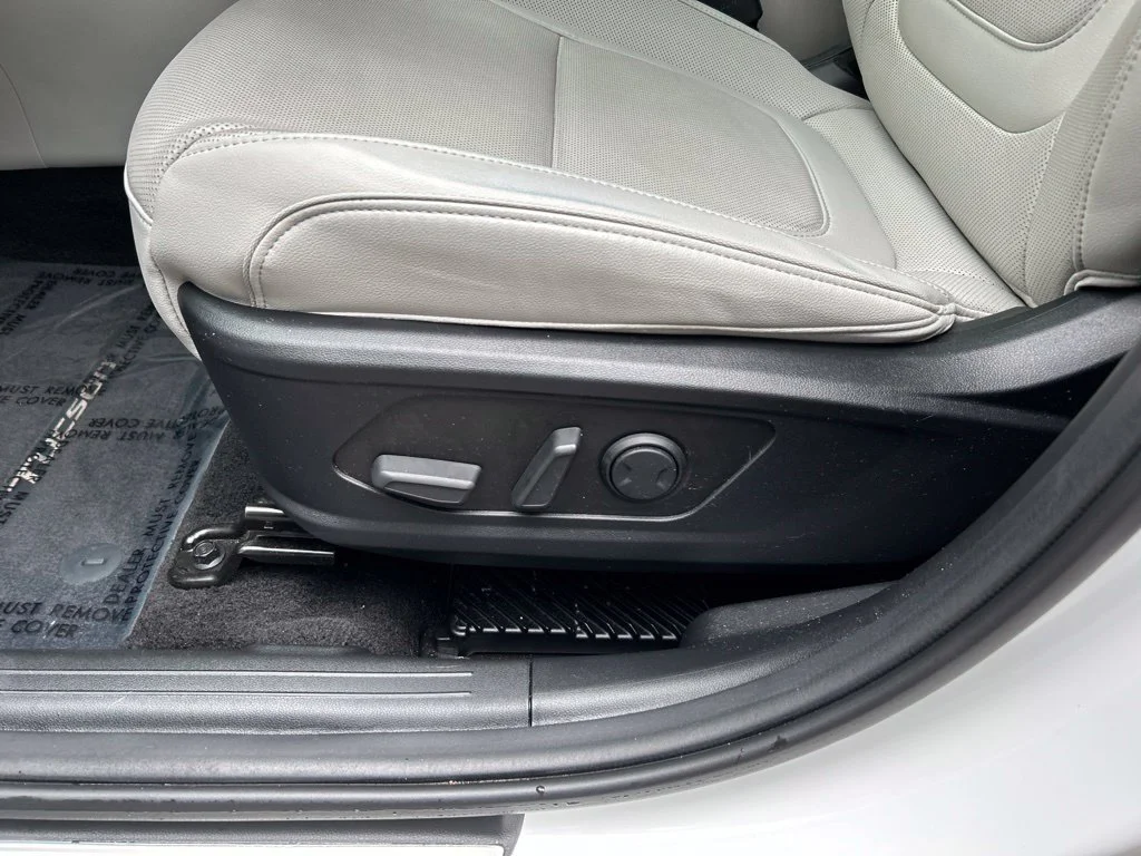 Used 2025 White Hyundai Limited image 17