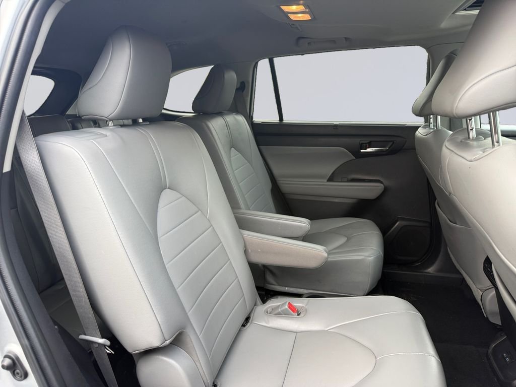 Used 2022 Silver Toyota XLE image 19