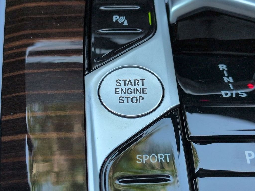 New 2026 Alpine White BMW xDrive40i image 29