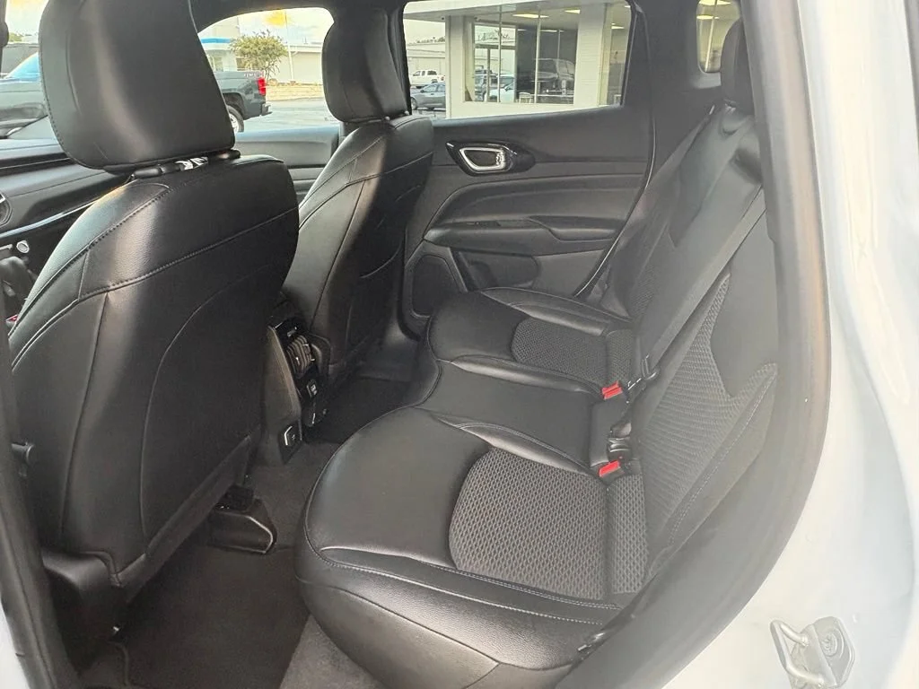 Used 2025 White Jeep Latitude image 20