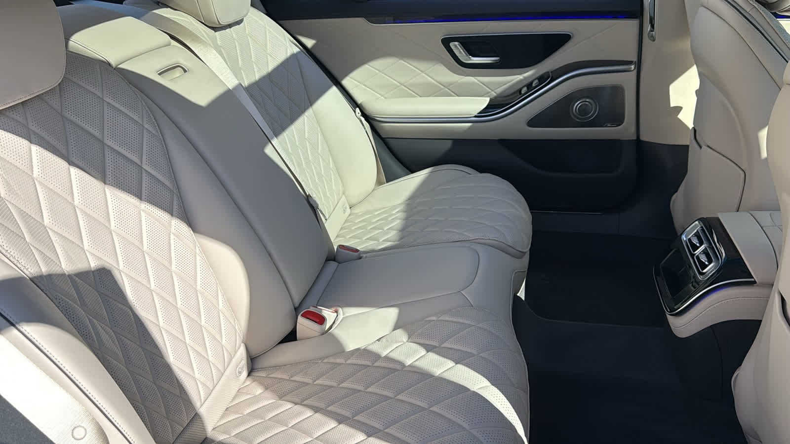 New 2026 MANUFAKTUR Moonlight White Metallic Mercedes-Benz S 580 image 35