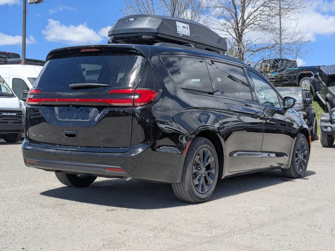 New 2026 Black Chrysler Select - - FWD - 360 Camera - FAV Edition - Power Liftgate - Remote Start & More! image 8