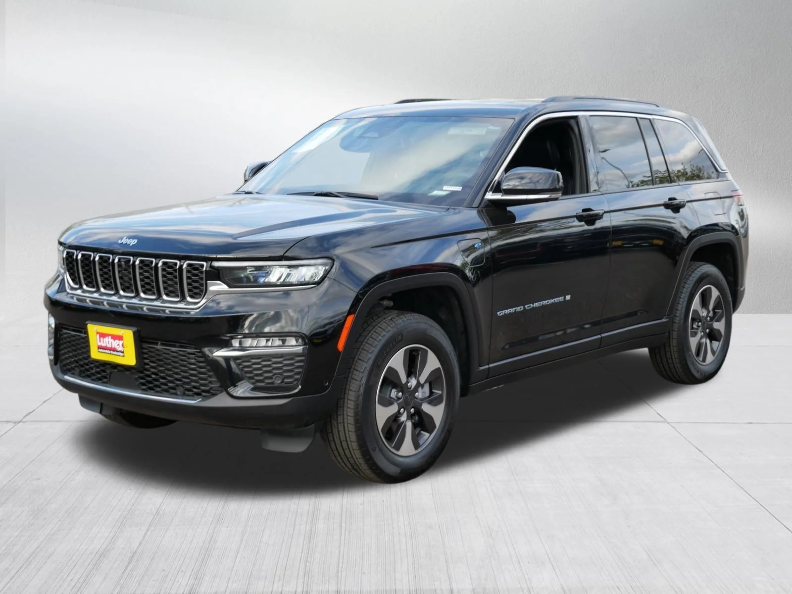 Used 2025 Diamond Black Crystal Pearlcoat Jeep  image 3