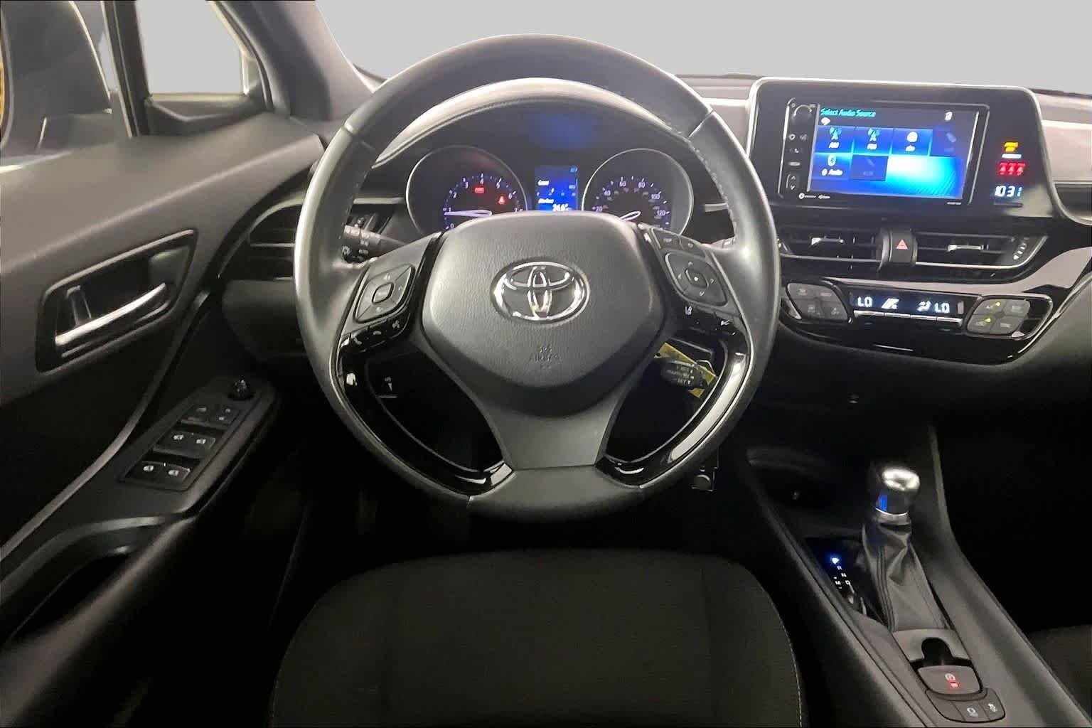 Used 2018 Iceberg/Ruby Flare Pearl Toyota XLE image 6