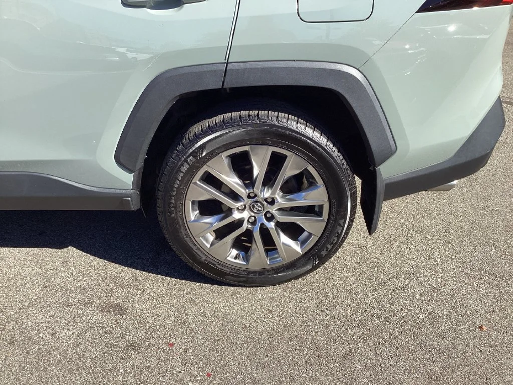 Used 2020  Toyota XLE Premium image 26