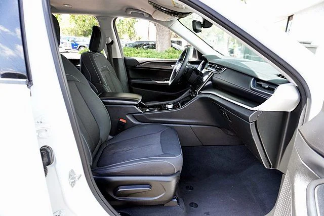 Used 2023 White Jeep Laredo image 10