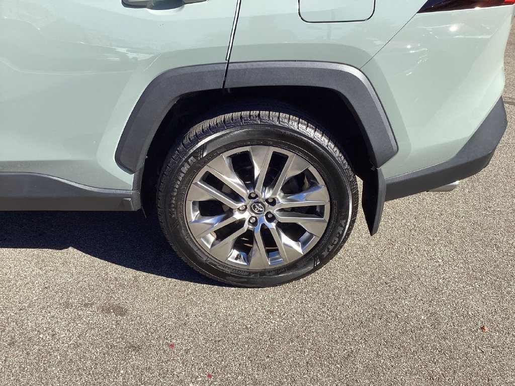 Used 2020  Toyota XLE Premium image 26