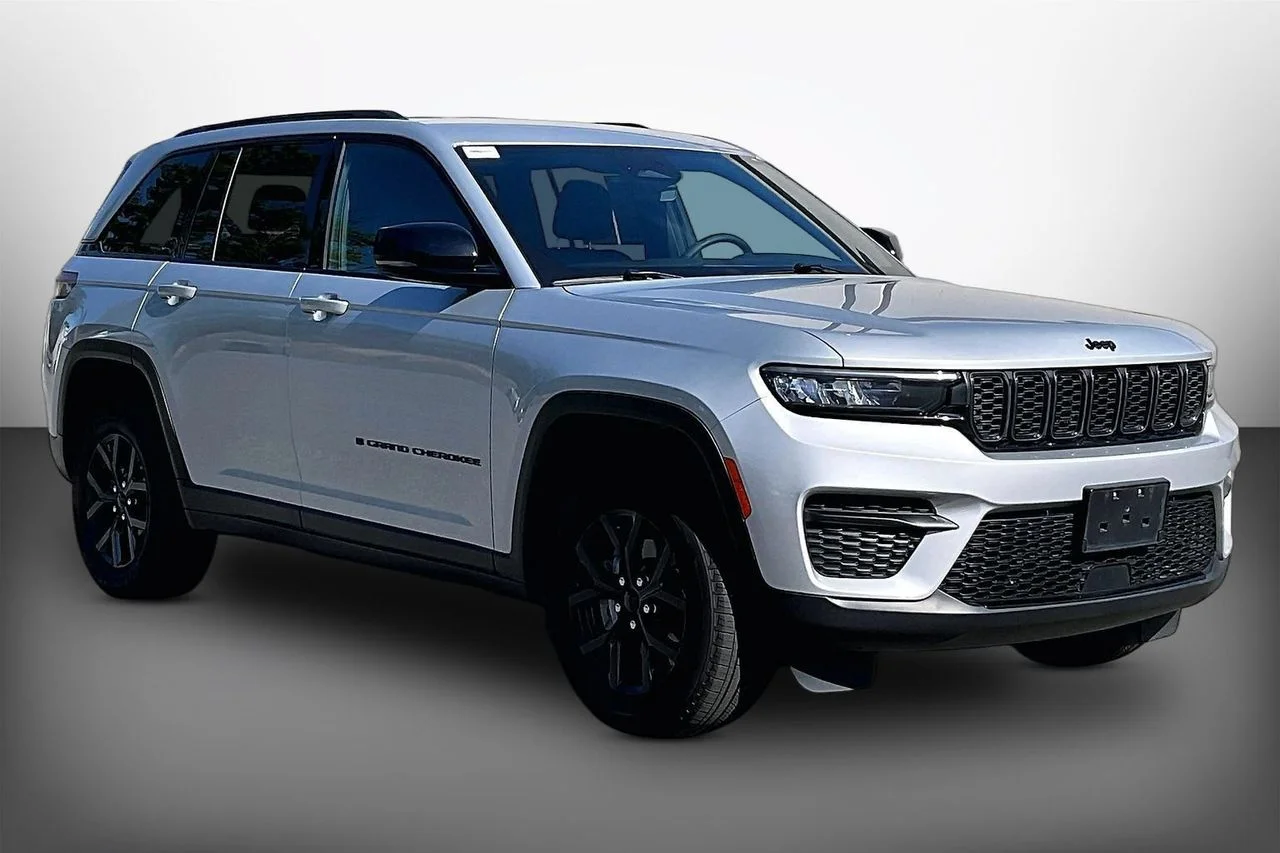 Certified Used 2025 Silver Jeep Altitude image 1