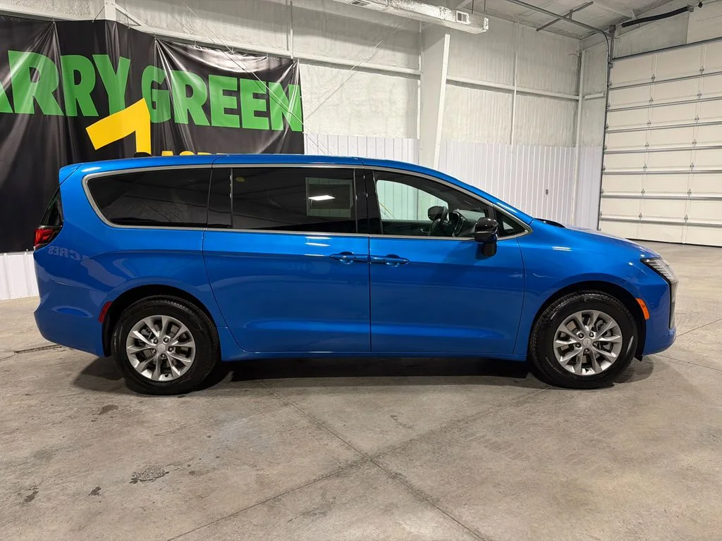 New 2027 Hydro Blue Pearl-Coat Exterior Paint Chrysler Select image 4
