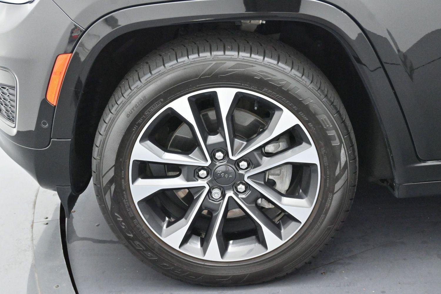 Used 2023 Diamond Black Crystal Pearlcoat Jeep Overland image 43