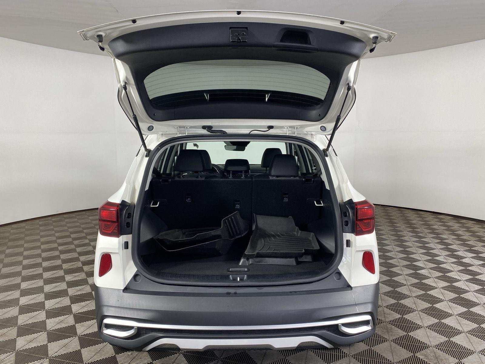 Used 2022 Clear White/Black Roof Kia S image 9