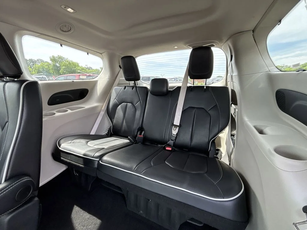 Used 2024 White Chrysler Limited image 27