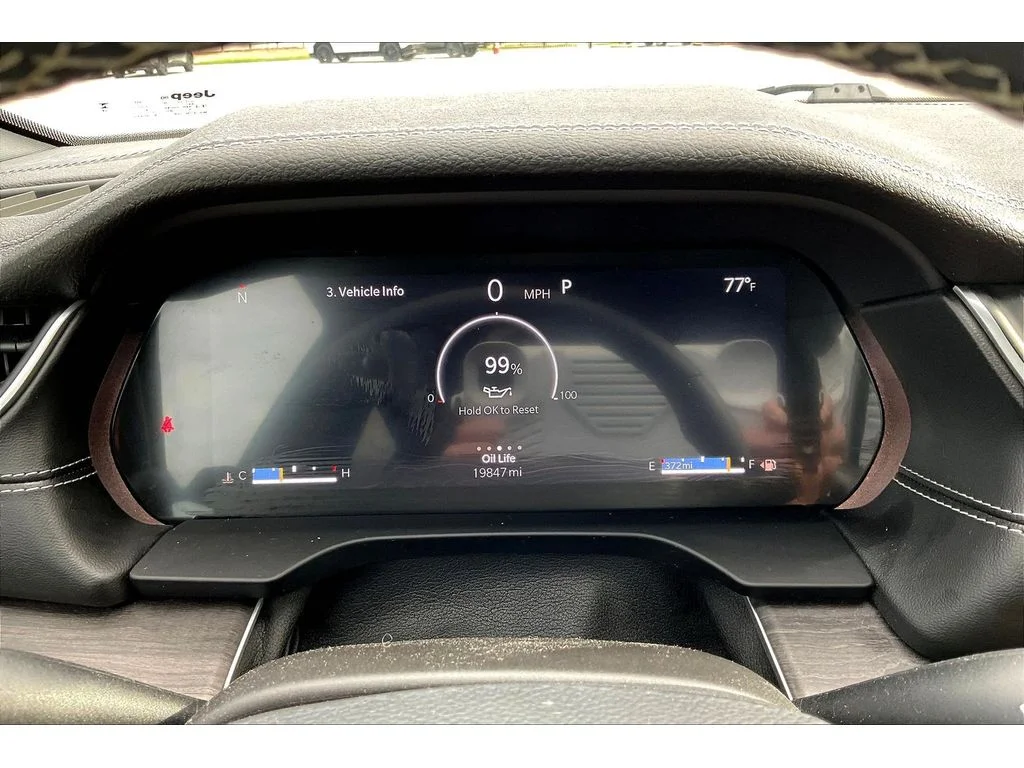 Used 2024  Jeep Limited image 13