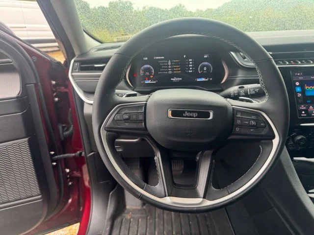 Used 2023 Red Jeep Laredo image 18