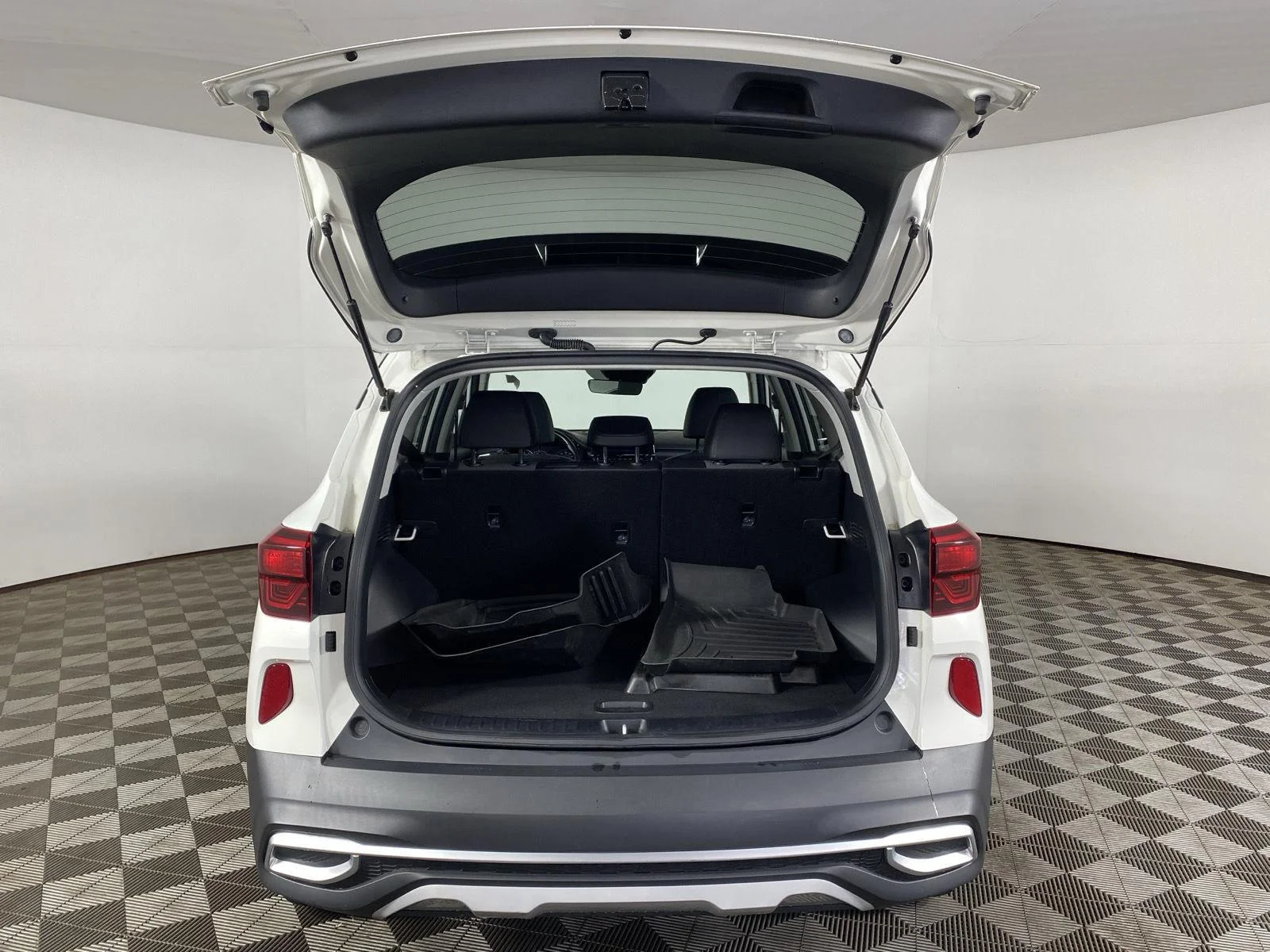 Used 2022 Clear White/Black Roof Kia S image 9