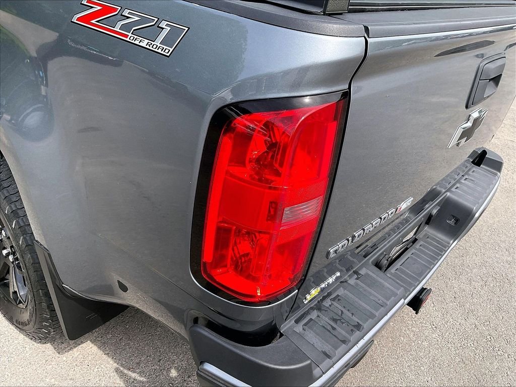 Used 2018 Gray Chevrolet Z71 image 31