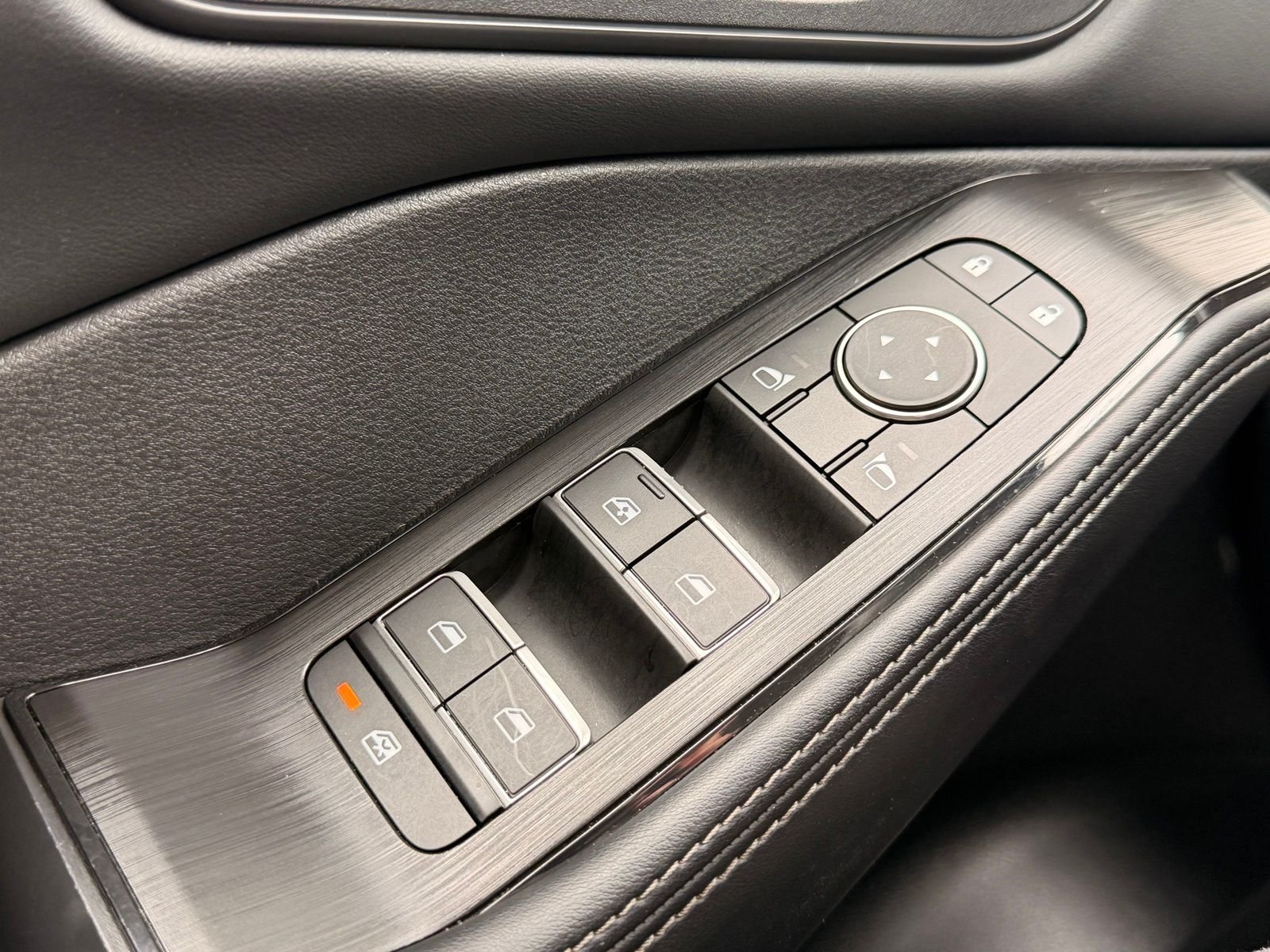 Used 2025 Champagne Silver Metallic Nissan SL image 22