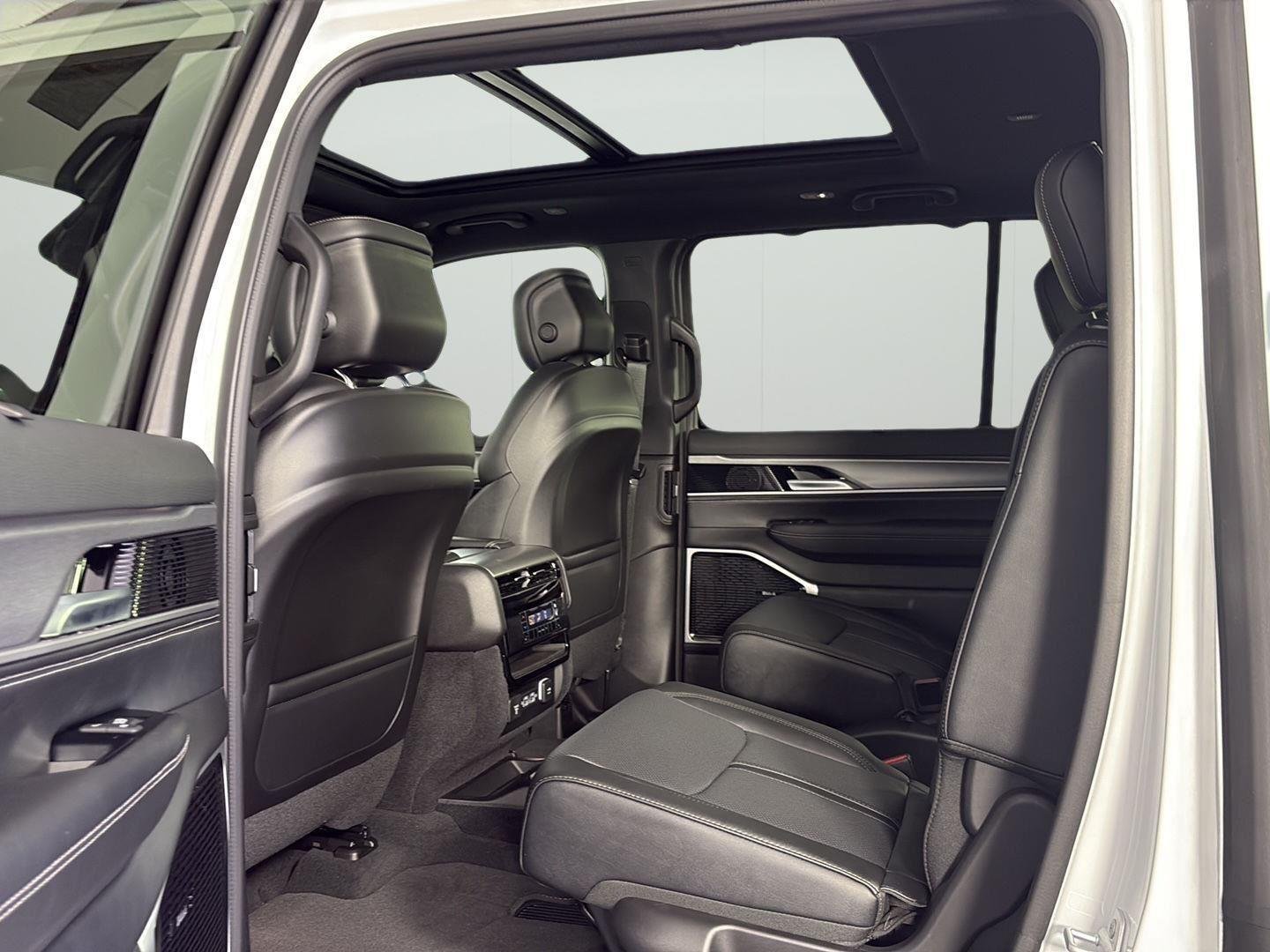 New 2026 Bright White Clear-Coat Exterior Paint Jeep Limited Reserve image 11