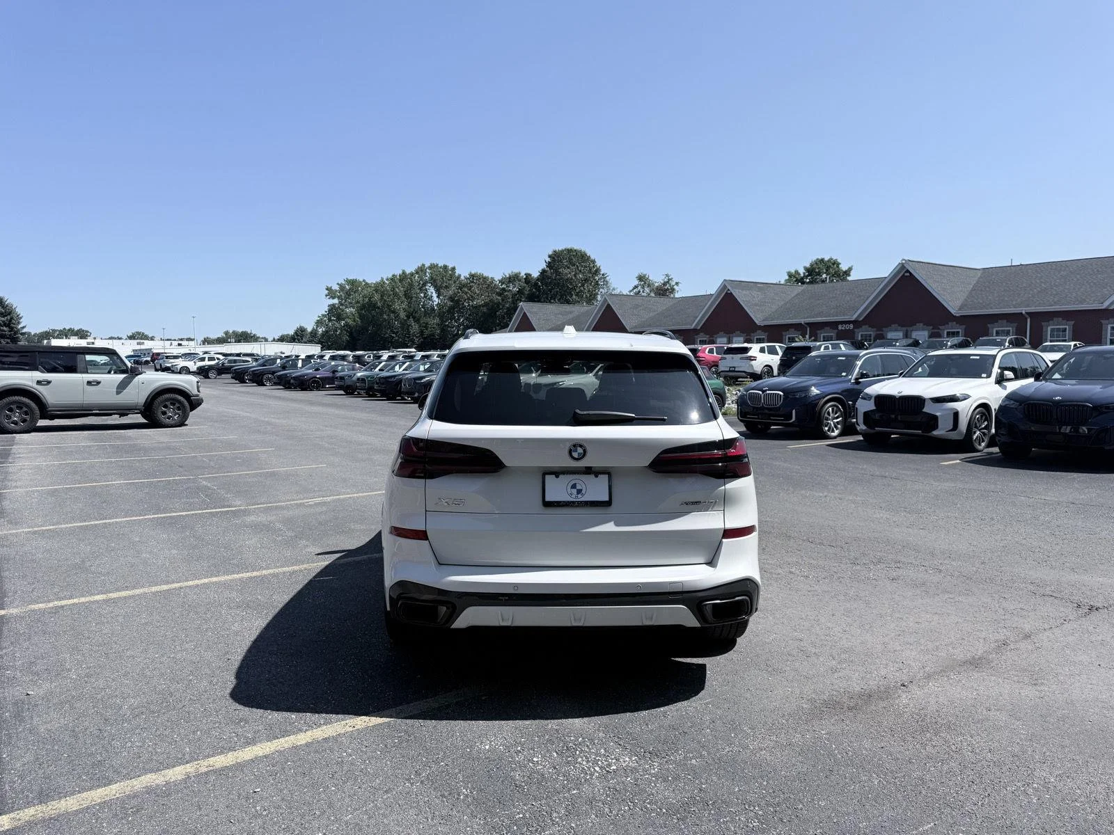 Used 2025 Mineral White Metallic BMW xDrive40i image 8